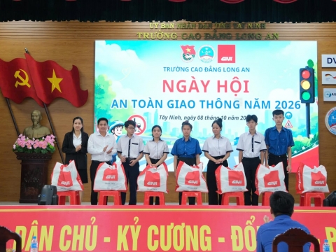 [ALBUM ẢNH] GIVI VIỆT NAM ĐỒNG HÀNH TUYÊN TRUYỀN PHÁP LUẬT VÀ KỸ NĂNG LÁI XE AN TOÀN TẠI TRƯỜNG CAO ĐẲNG LONG AN