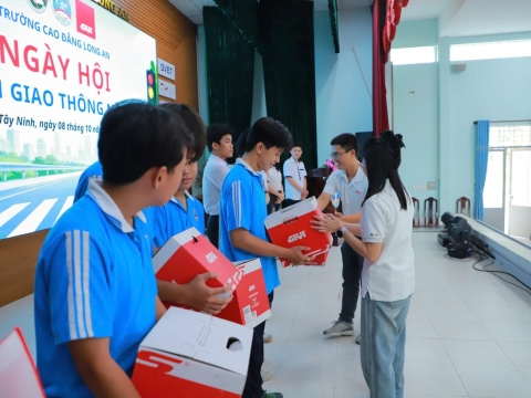 [ALBUM ẢNH] GIVI VIỆT NAM ĐỒNG HÀNH TUYÊN TRUYỀN PHÁP LUẬT VÀ KỸ NĂNG LÁI XE AN TOÀN TẠI TRƯỜNG CAO ĐẲNG LONG AN