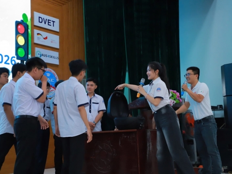 [ALBUM ẢNH] GIVI VIỆT NAM ĐỒNG HÀNH TUYÊN TRUYỀN PHÁP LUẬT VÀ KỸ NĂNG LÁI XE AN TOÀN TẠI TRƯỜNG CAO ĐẲNG LONG AN