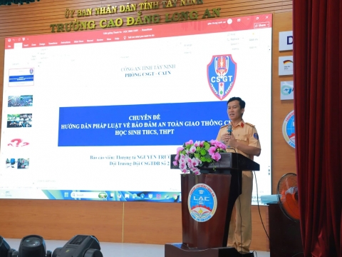 [ALBUM ẢNH] GIVI VIỆT NAM ĐỒNG HÀNH TUYÊN TRUYỀN PHÁP LUẬT VÀ KỸ NĂNG LÁI XE AN TOÀN TẠI TRƯỜNG CAO ĐẲNG LONG AN
