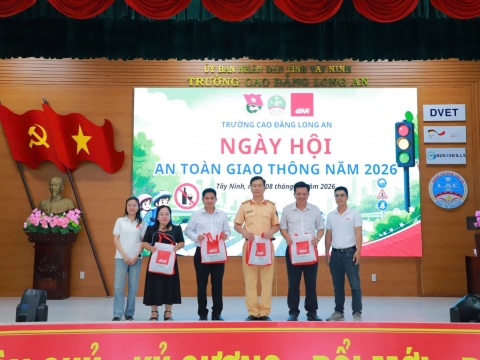 [ALBUM ẢNH] GIVI VIỆT NAM ĐỒNG HÀNH TUYÊN TRUYỀN PHÁP LUẬT VÀ KỸ NĂNG LÁI XE AN TOÀN TẠI TRƯỜNG CAO ĐẲNG LONG AN