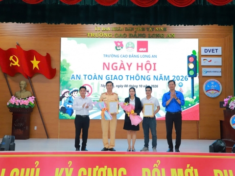 [ALBUM ẢNH] GIVI VIỆT NAM ĐỒNG HÀNH TUYÊN TRUYỀN PHÁP LUẬT VÀ KỸ NĂNG LÁI XE AN TOÀN TẠI TRƯỜNG CAO ĐẲNG LONG AN