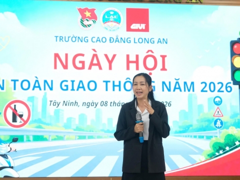[ALBUM ẢNH] GIVI VIỆT NAM ĐỒNG HÀNH TUYÊN TRUYỀN PHÁP LUẬT VÀ KỸ NĂNG LÁI XE AN TOÀN TẠI TRƯỜNG CAO ĐẲNG LONG AN