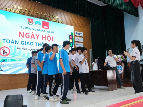 [ALBUM ẢNH] GIVI VIỆT NAM ĐỒNG HÀNH TUYÊN TRUYỀN PHÁP LUẬT VÀ KỸ NĂNG LÁI XE AN TOÀN TẠI TRƯỜNG CAO ĐẲNG LONG AN