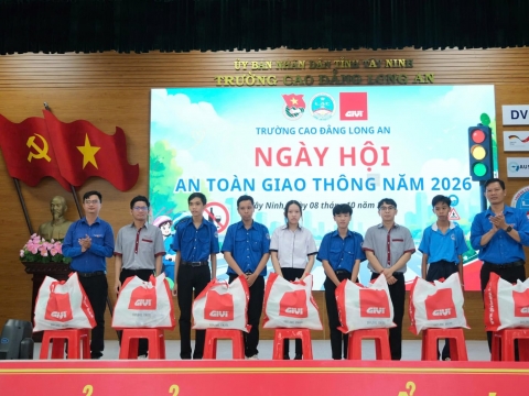 [ALBUM ẢNH] GIVI VIỆT NAM ĐỒNG HÀNH TUYÊN TRUYỀN PHÁP LUẬT VÀ KỸ NĂNG LÁI XE AN TOÀN TẠI TRƯỜNG CAO ĐẲNG LONG AN
