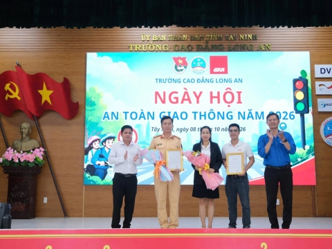 [ALBUM ẢNH] GIVI VIỆT NAM ĐỒNG HÀNH TUYÊN TRUYỀN PHÁP LUẬT VÀ KỸ NĂNG LÁI XE AN TOÀN TẠI TRƯỜNG CAO ĐẲNG LONG AN